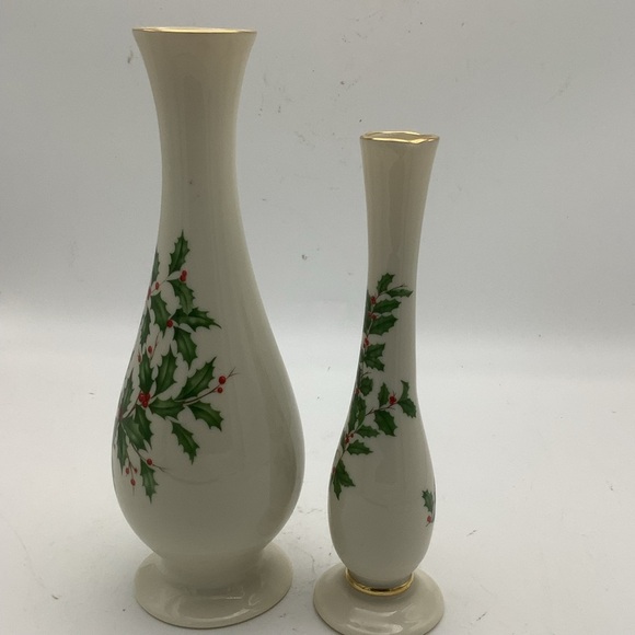 Two Lenox Holly Berry Christmas Vases - Picture 4 of 16